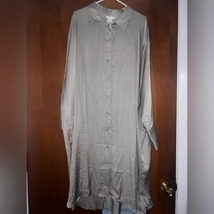 NWOT:H&M satin shirt dress in gray. 3xl